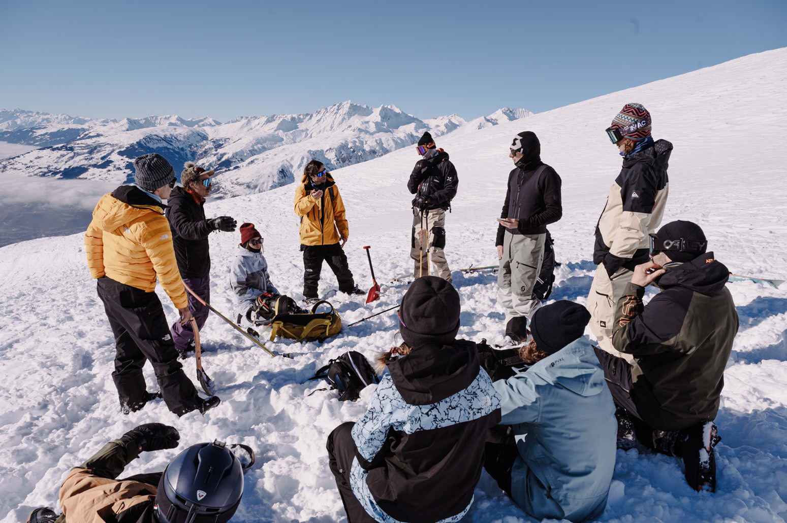Formation — référence maquette V1.4 Groupe réuni dans la neige pour une formation en montagne