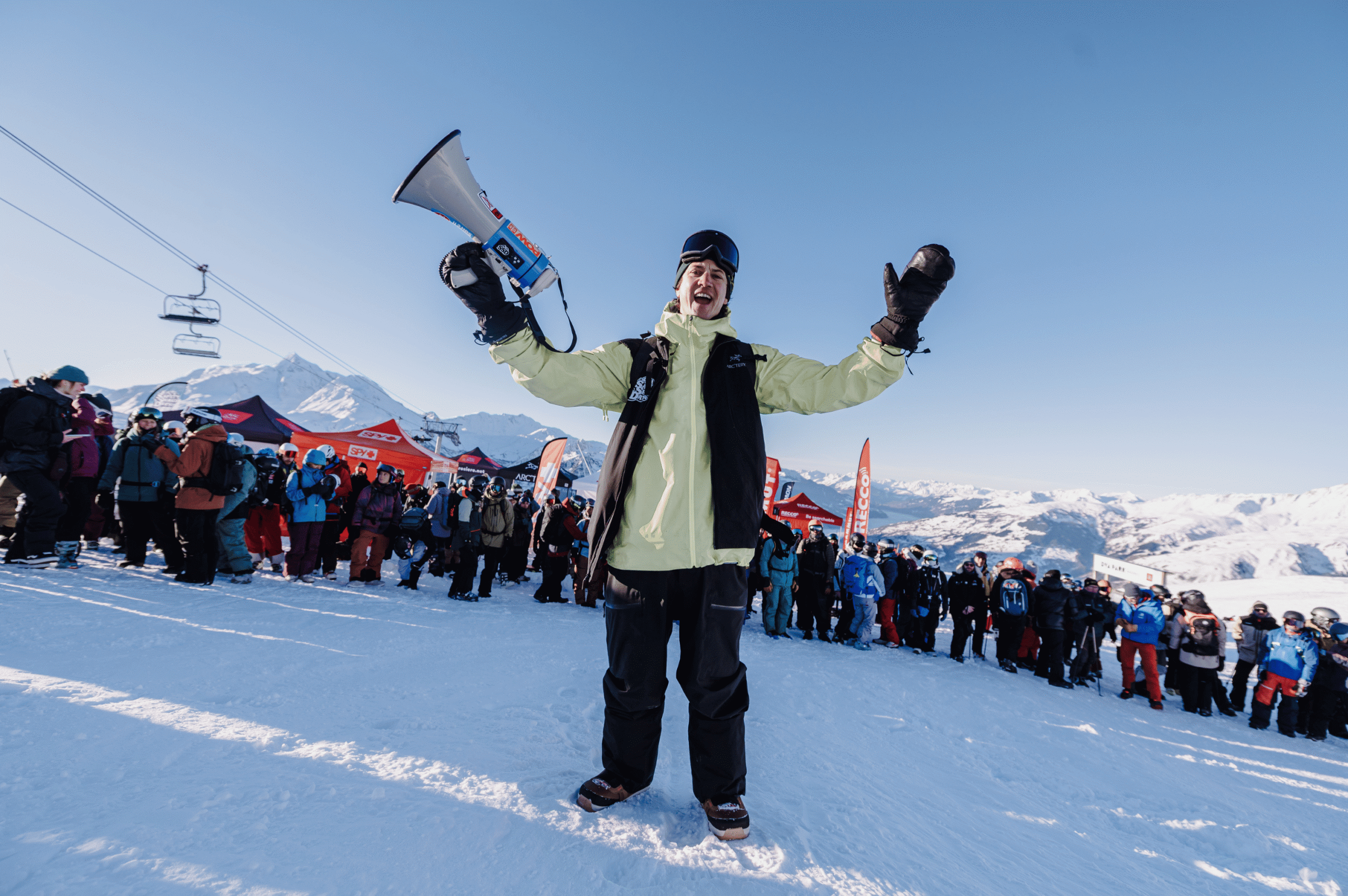 Design sans titre Groupe réuni dans la neige pour une formation en montagne