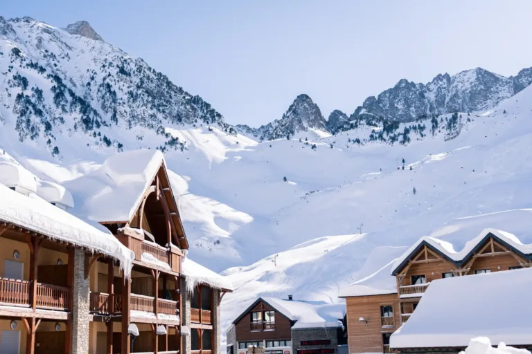 Les hébergements de La Mongie au pied des montagnes enneigées.