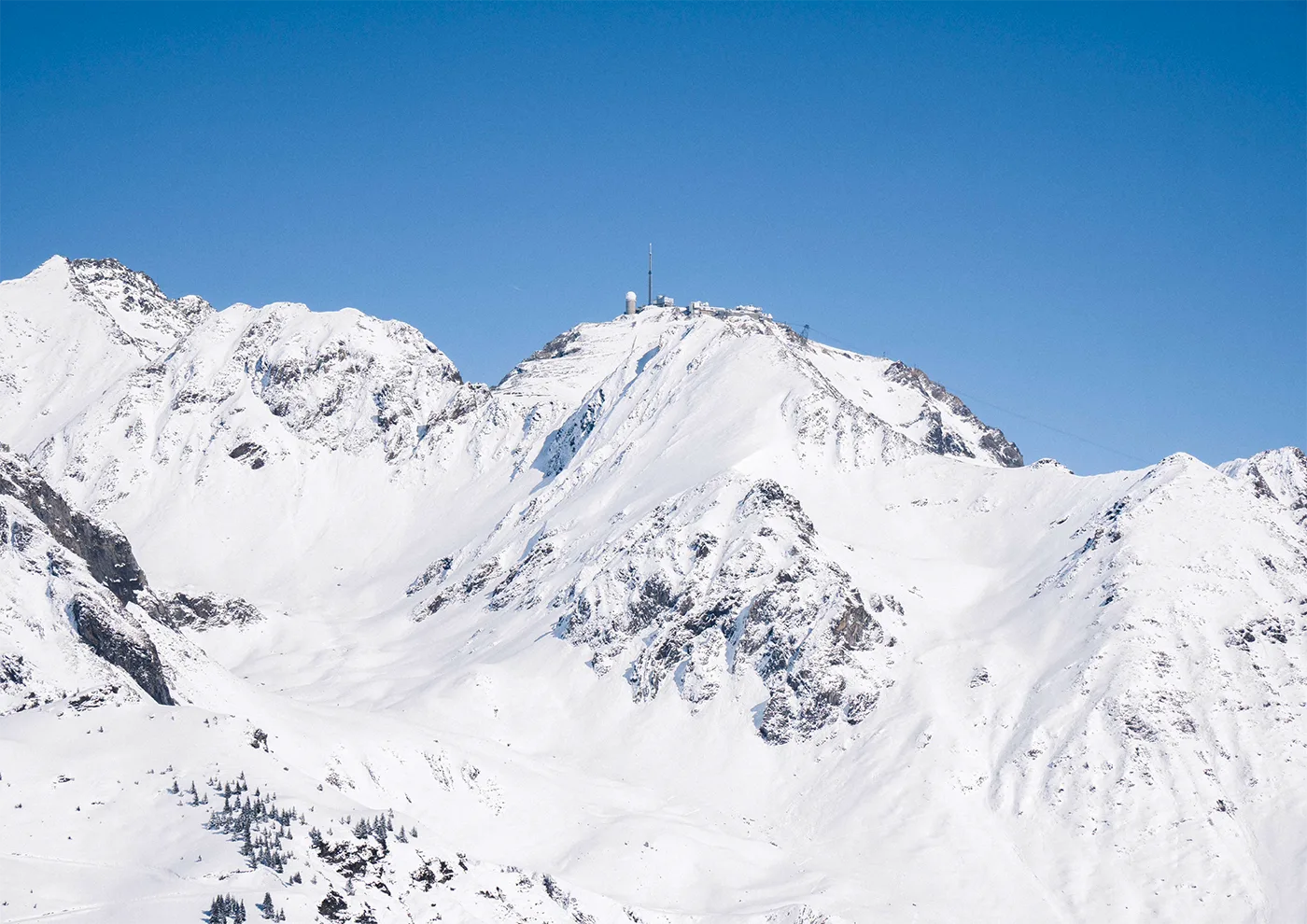 Le sommet du Pic du Midi et les montagnes environnantes sous la neige.