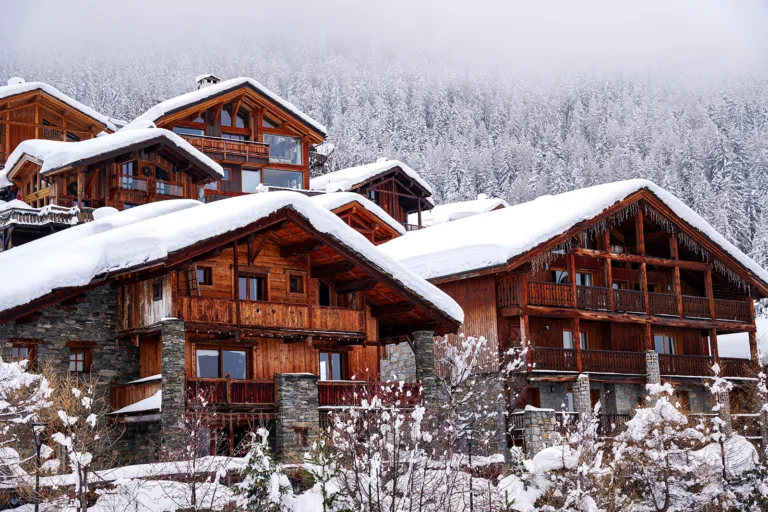 Des chalets en bois à Sainte-Foy-Tarentaise sont recouverts de neige.