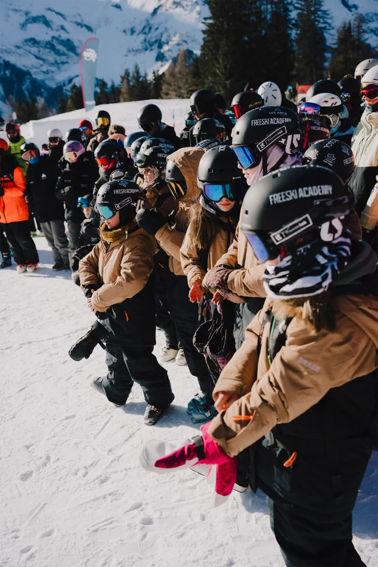 Un groupe de participants contrôle ses détecteurs de victimes d’avalanche.