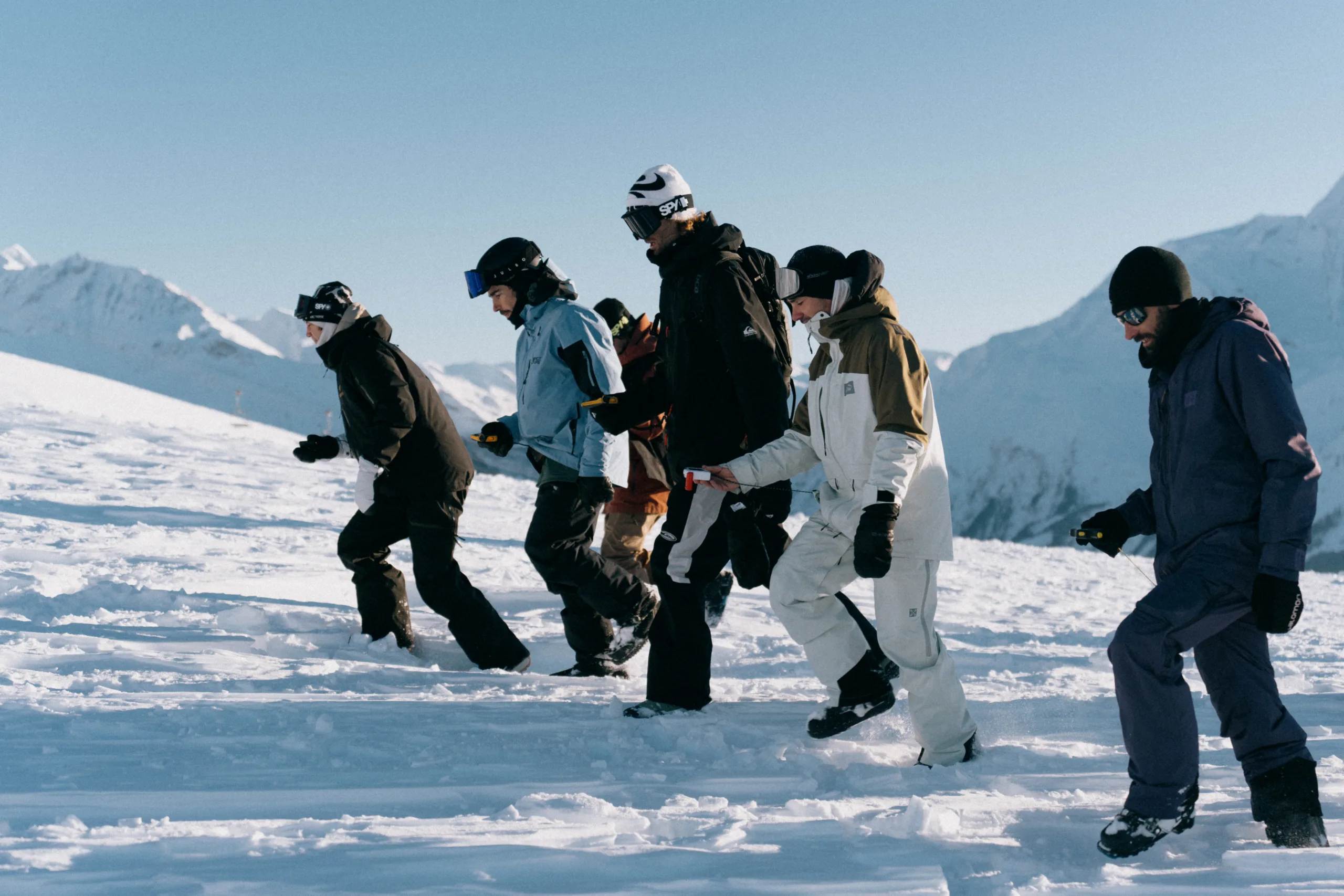 Participants s’exerçant à la recherche avec un DVA dans la neige.