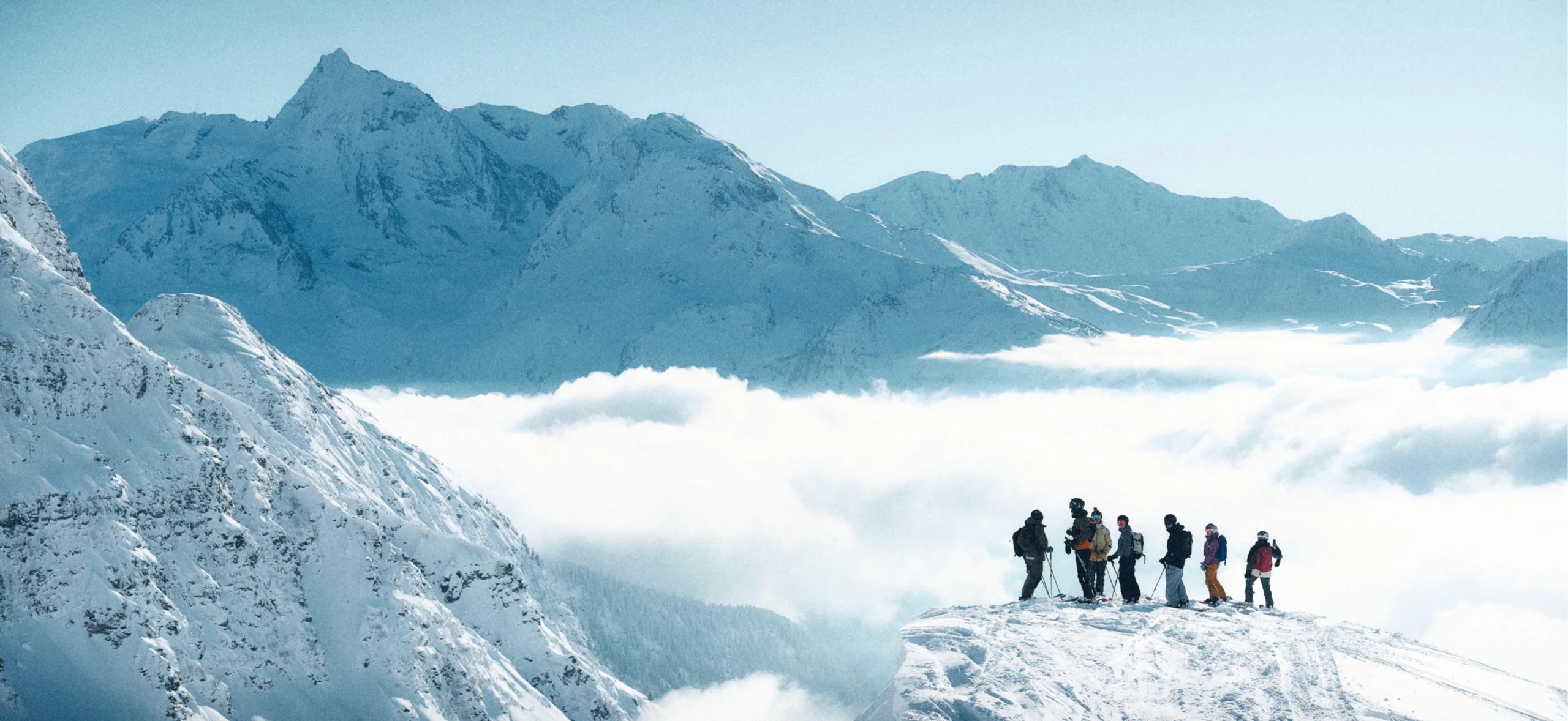 Groupe réuni dans la neige pour une formation en montagne