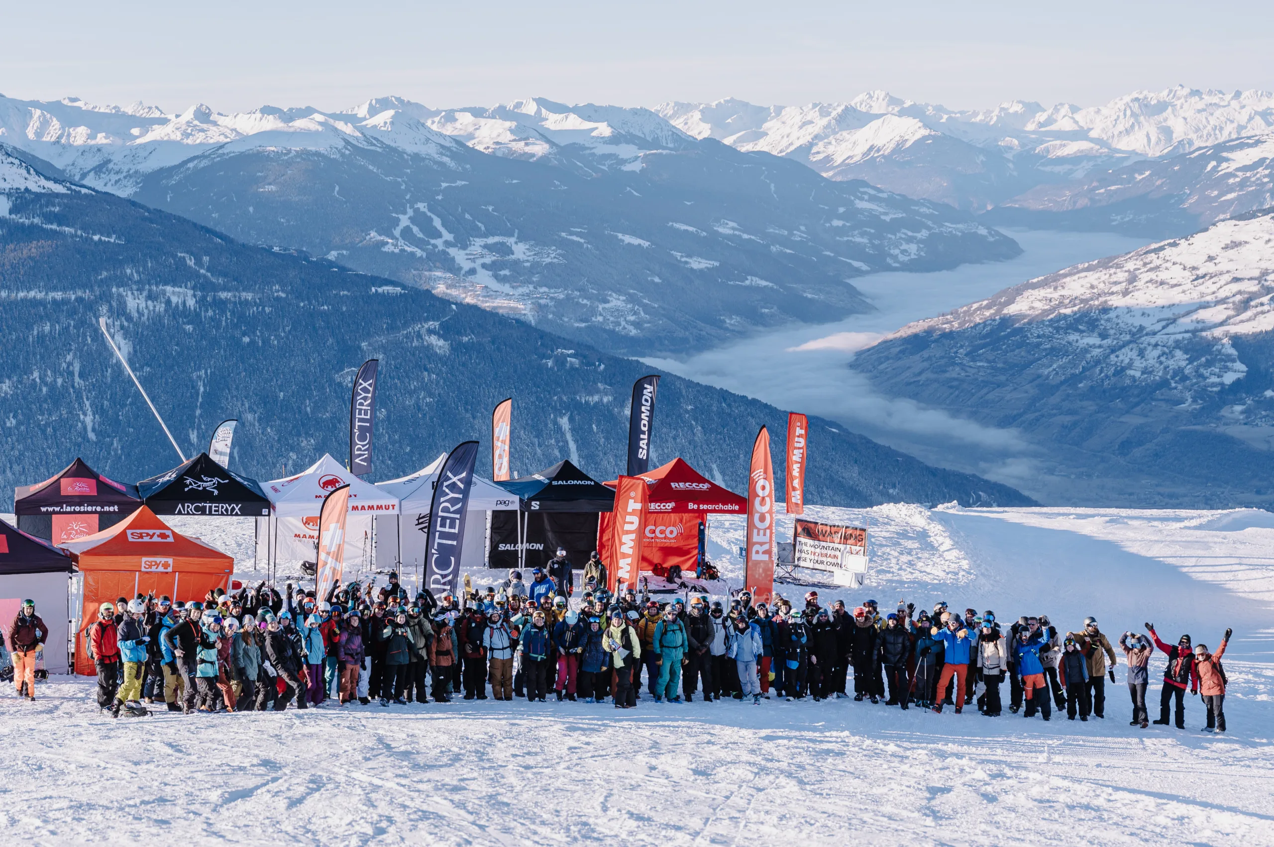 Groupe réuni dans la neige pour une formation en montagne